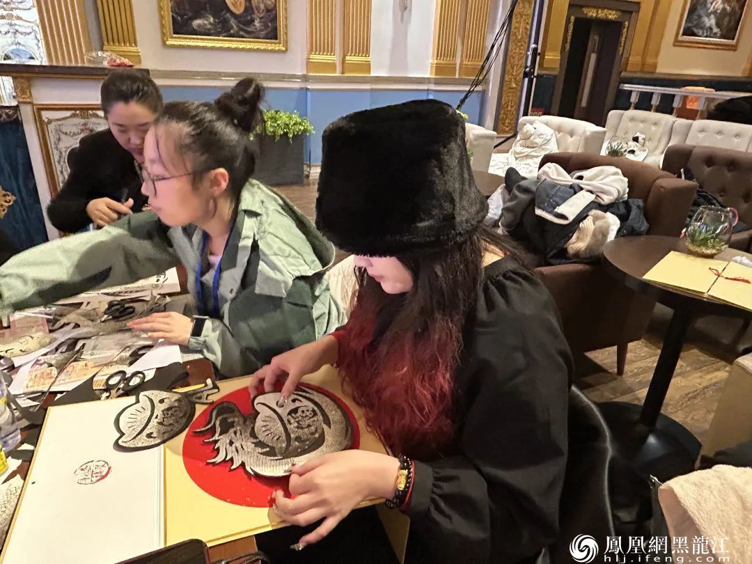 百名港澳台侨学生在松雷中央大街非遗基地体验赫哲族鱼皮技艺——清澈的爱，只为中国；非遗的美，看我赫哲