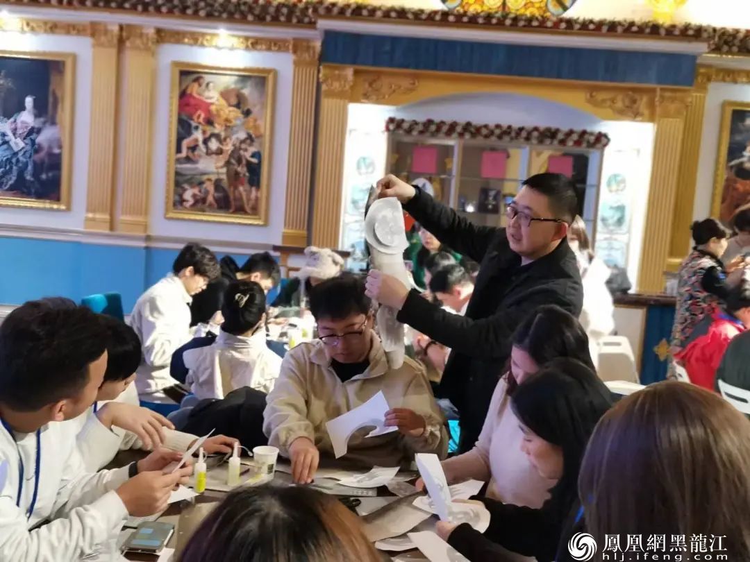 百名港澳台侨学生在松雷中央大街非遗基地体验赫哲族鱼皮技艺——清澈的爱，只为中国；非遗的美，看我赫哲