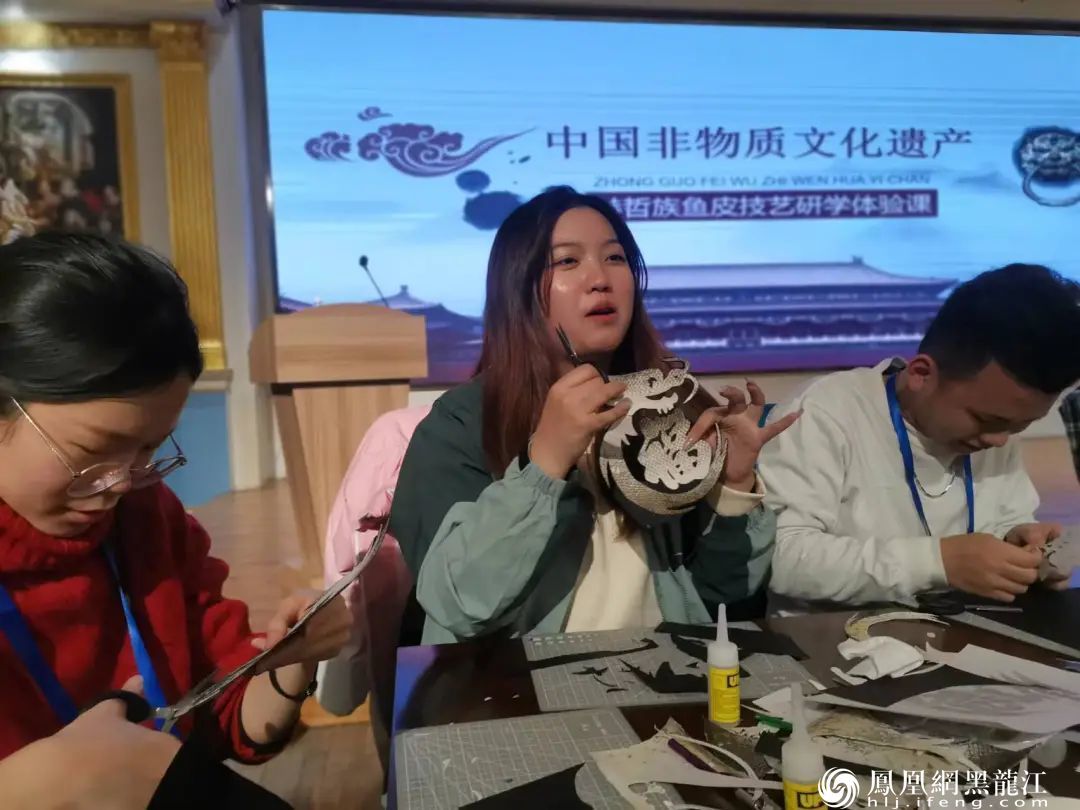 百名港澳台侨学生在松雷中央大街非遗基地体验赫哲族鱼皮技艺——清澈的爱，只为中国；非遗的美，看我赫哲