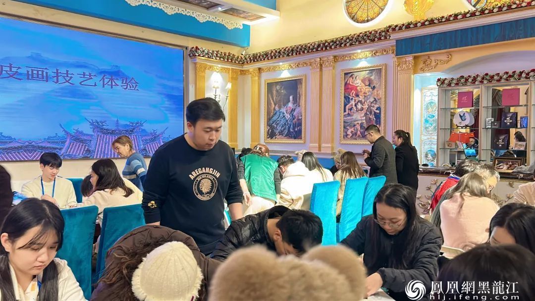 百名港澳台侨学生在松雷中央大街非遗基地体验赫哲族鱼皮技艺——清澈的爱，只为中国；非遗的美，看我赫哲