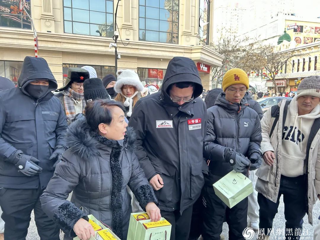 百名港澳台侨学生在松雷中央大街非遗基地体验赫哲族鱼皮技艺——清澈的爱，只为中国；非遗的美，看我赫哲