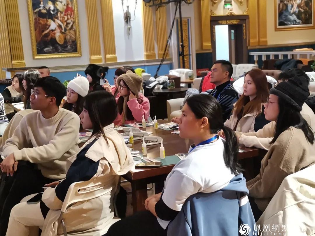 百名港澳台侨学生在松雷中央大街非遗基地体验赫哲族鱼皮技艺——清澈的爱，只为中国；非遗的美，看我赫哲