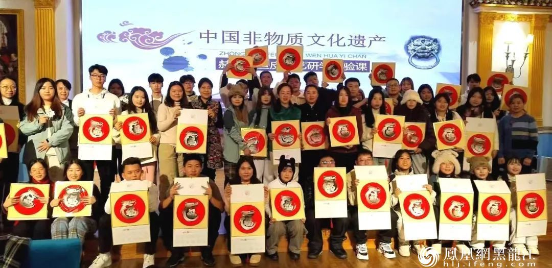 百名港澳台侨学生在松雷中央大街非遗基地体验赫哲族鱼皮技艺——清澈的爱，只为中国；非遗的美，看我赫哲