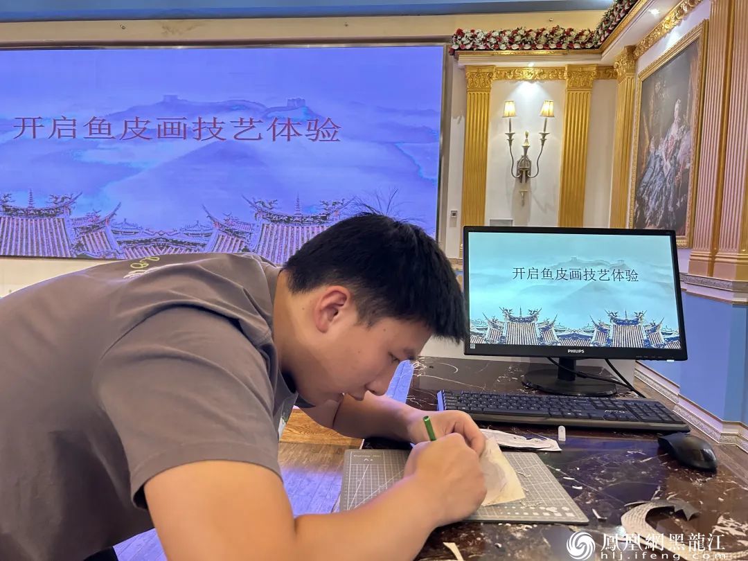 百名港澳台侨学生在松雷中央大街非遗基地体验赫哲族鱼皮技艺——清澈的爱，只为中国；非遗的美，看我赫哲