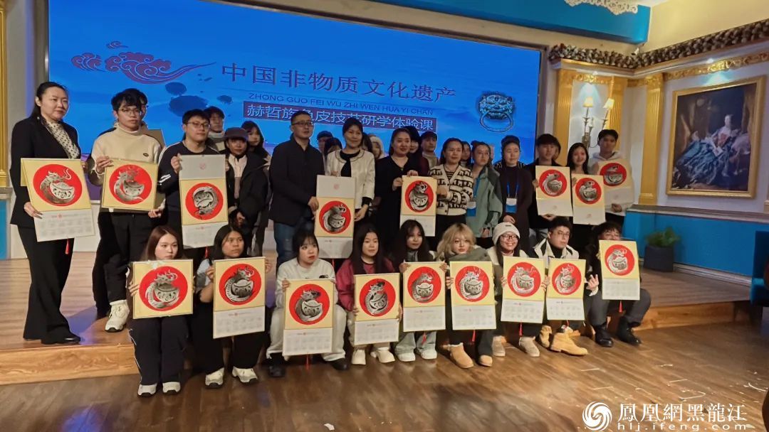 百名港澳台侨学生在松雷中央大街非遗基地体验赫哲族鱼皮技艺——清澈的爱，只为中国；非遗的美，看我赫哲