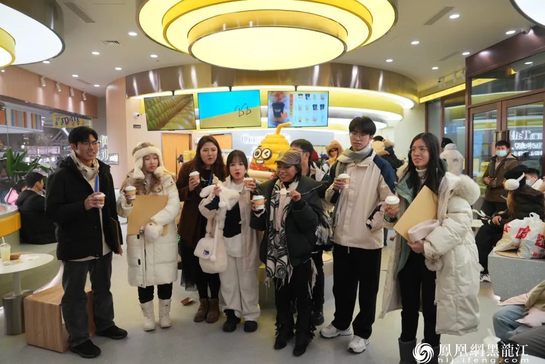 百名港澳台侨学生在松雷中央大街非遗基地体验赫哲族鱼皮技艺——清澈的爱，只为中国；非遗的美，看我赫哲