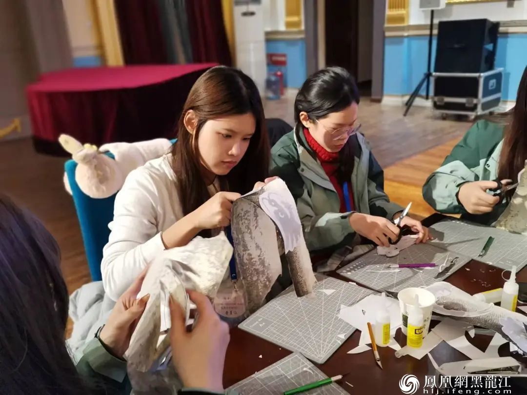 百名港澳台侨学生在松雷中央大街非遗基地体验赫哲族鱼皮技艺——清澈的爱，只为中国；非遗的美，看我赫哲