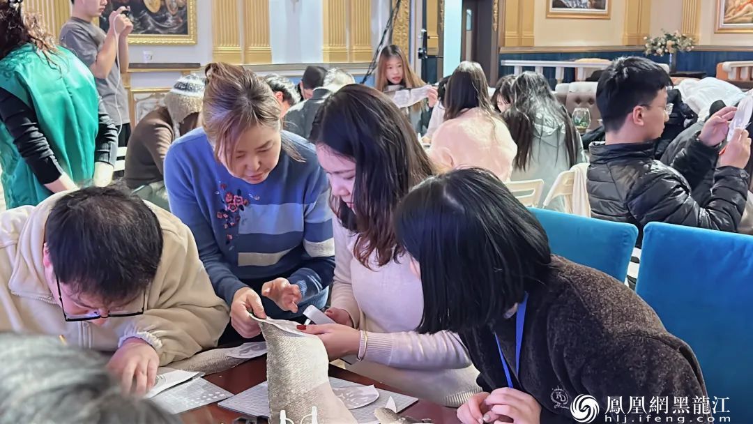 百名港澳台侨学生在松雷中央大街非遗基地体验赫哲族鱼皮技艺——清澈的爱，只为中国；非遗的美，看我赫哲