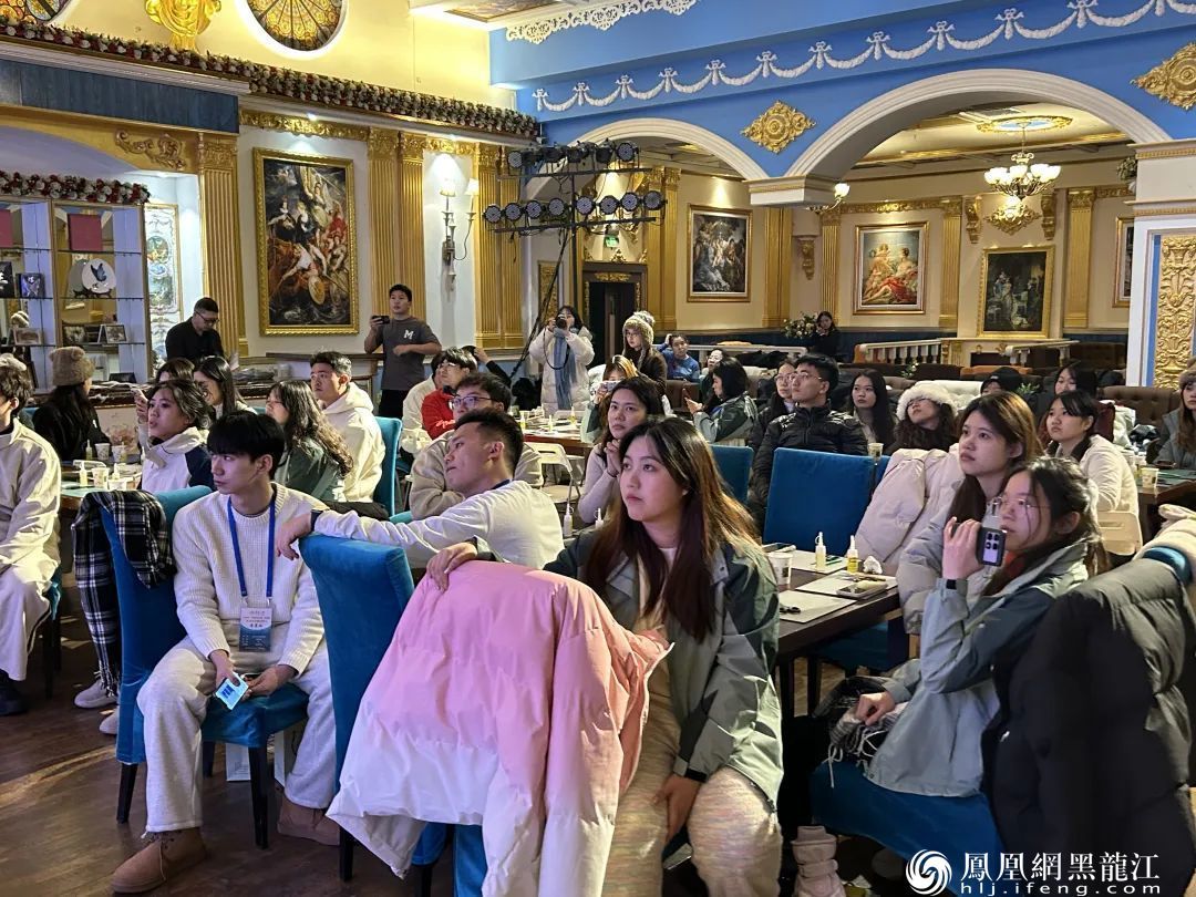 百名港澳台侨学生在松雷中央大街非遗基地体验赫哲族鱼皮技艺——清澈的爱，只为中国；非遗的美，看我赫哲