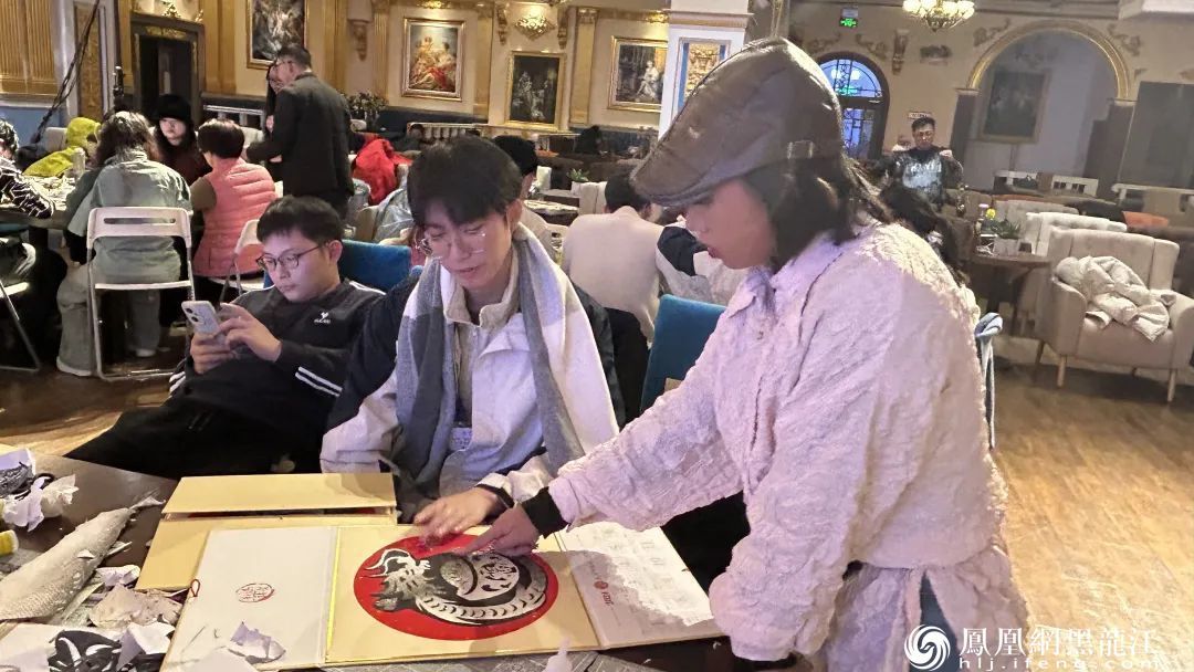 百名港澳台侨学生在松雷中央大街非遗基地体验赫哲族鱼皮技艺——清澈的爱，只为中国；非遗的美，看我赫哲