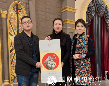 百名港澳台侨学生在松雷中央大街非遗基地体验赫哲族鱼皮技艺——清澈的爱，只为中国；非遗的美，看我赫哲