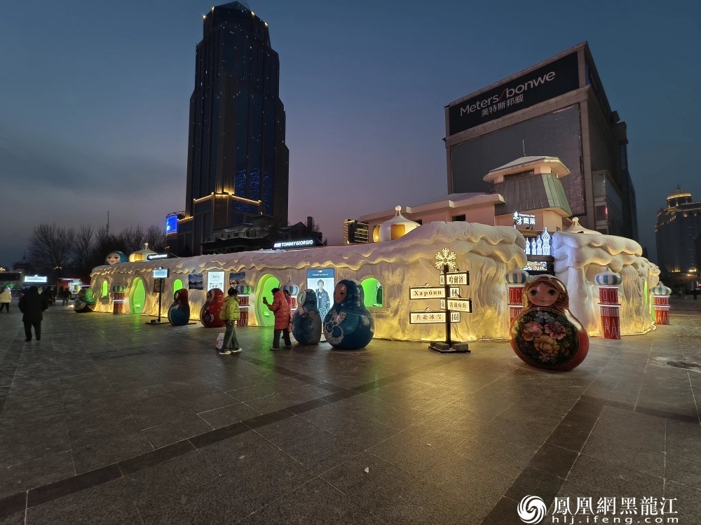 【点燃冰雪梦想 喜迎亚冬盛会】 “滨滨”和“妮妮”在南岗步行街上岗