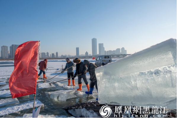 哈尔滨冰雪大世界全面启动存冰工作 为迎接2025年哈尔滨亚冬会做好准备