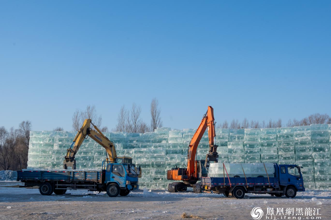 哈尔滨冰雪大世界全面启动存冰工作 为迎接2025年哈尔滨亚冬会做好准备