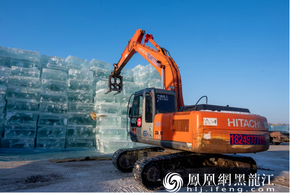 哈尔滨冰雪大世界全面启动存冰工作 为迎接2025年哈尔滨亚冬会做好准备