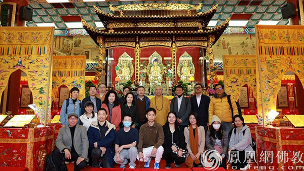 与会学者参观西方寺