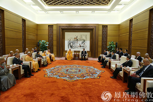 国台办主任宋涛(中右)接见台湾中华人间佛教联合总会代表团,中左为联合总会主席心保法师(右6)