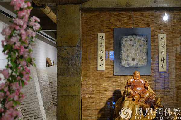 展厅现场雕塑和画作融为一体(图片来源:凤凰网佛教文化 摄影:于椿根)