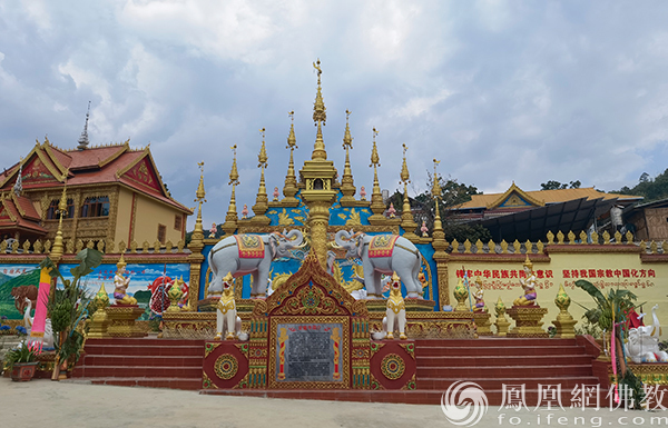 云南沧源金龙寺举行卫塞节祈福活动,纪念和礼敬佛陀