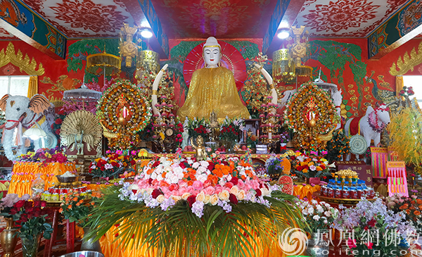 云南沧源金龙寺举行卫塞节祈福活动,纪念和礼敬佛陀