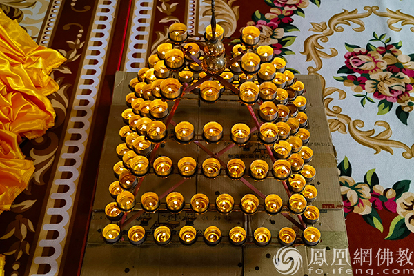云南沧源金龙寺举行卫塞节祈福活动,纪念和礼敬佛陀
