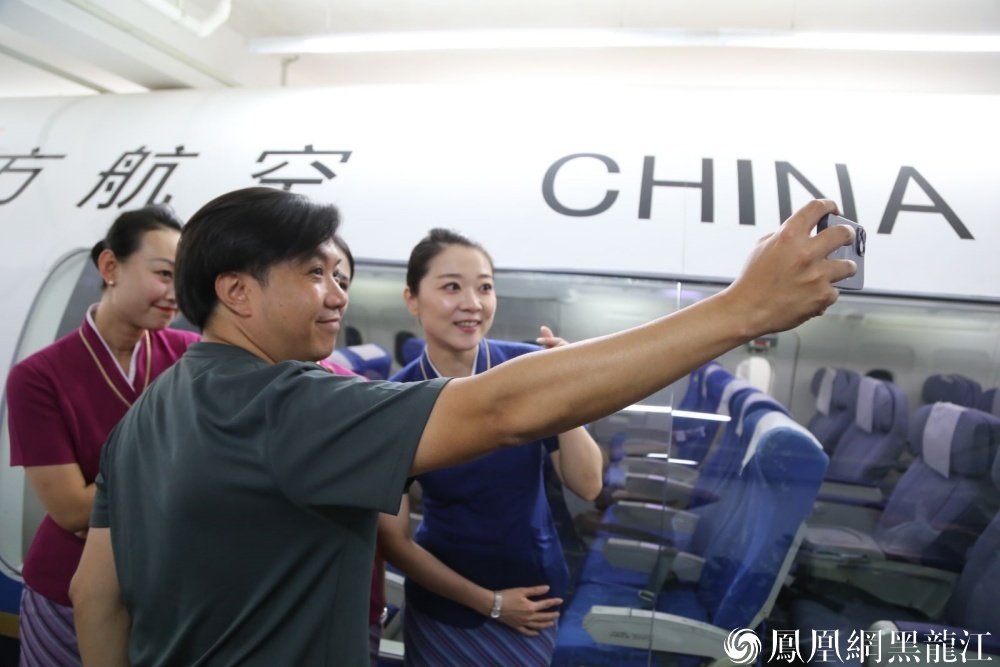 黑龙江省首条直飞香港航线再结新硕果 | 百名香港教育界人士走进南航黑龙江分公司研学 体验东北民航文化