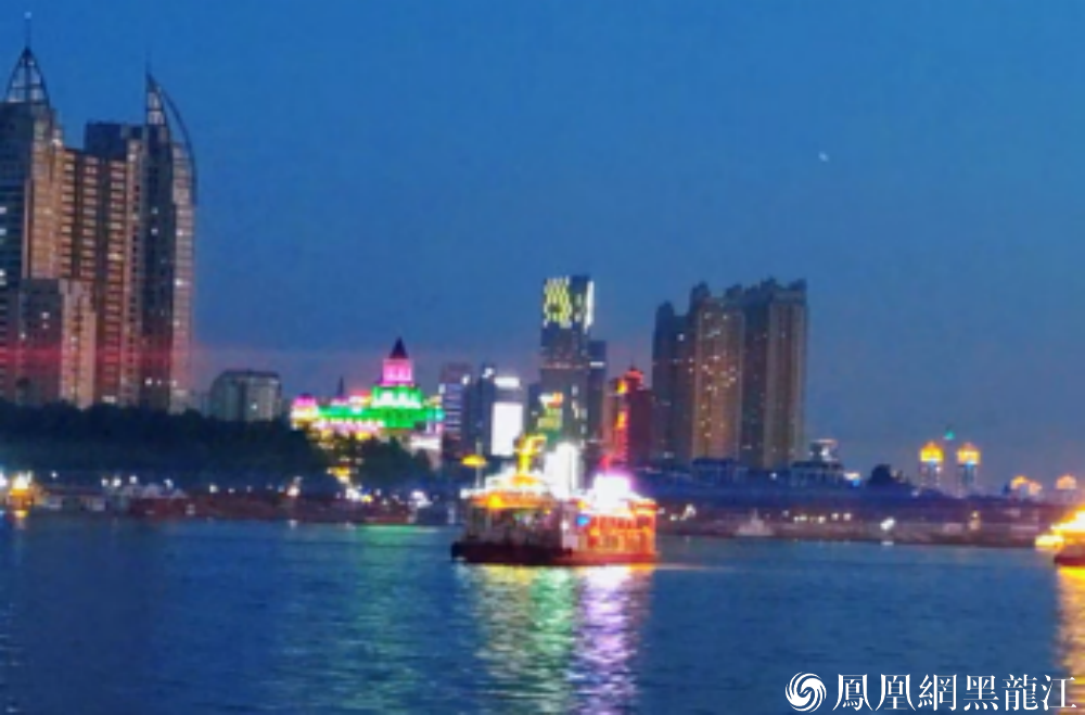 哈尔滨:“七·一”松花江夜游船只点亮璀璨之夜
