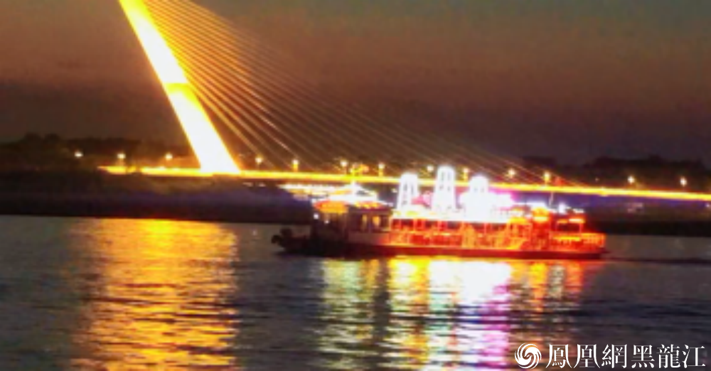 哈尔滨:“七·一”松花江夜游船只点亮璀璨之夜