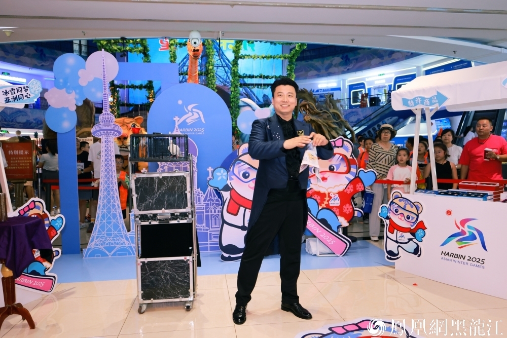 “滨滨”“妮妮”登顶龙塔，纵览冰城壮丽全景