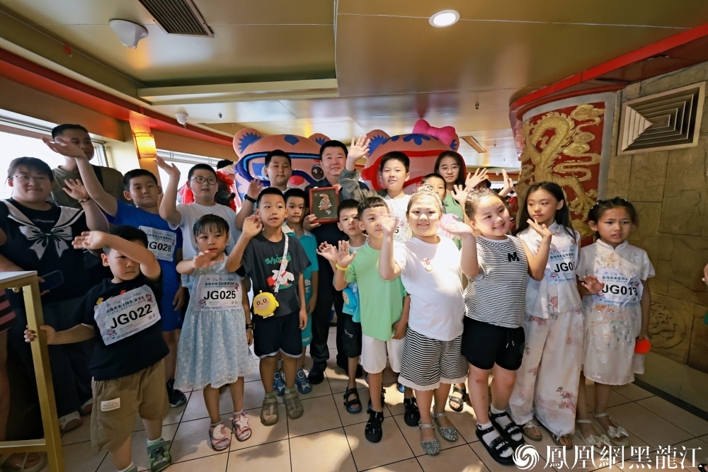 “滨滨”“妮妮”登顶龙塔，纵览冰城壮丽全景