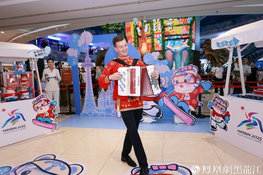 “滨滨”“妮妮”登顶龙塔，纵览冰城壮丽全景