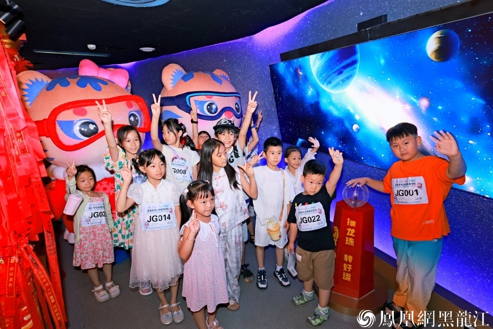 “滨滨”“妮妮”登顶龙塔，纵览冰城壮丽全景