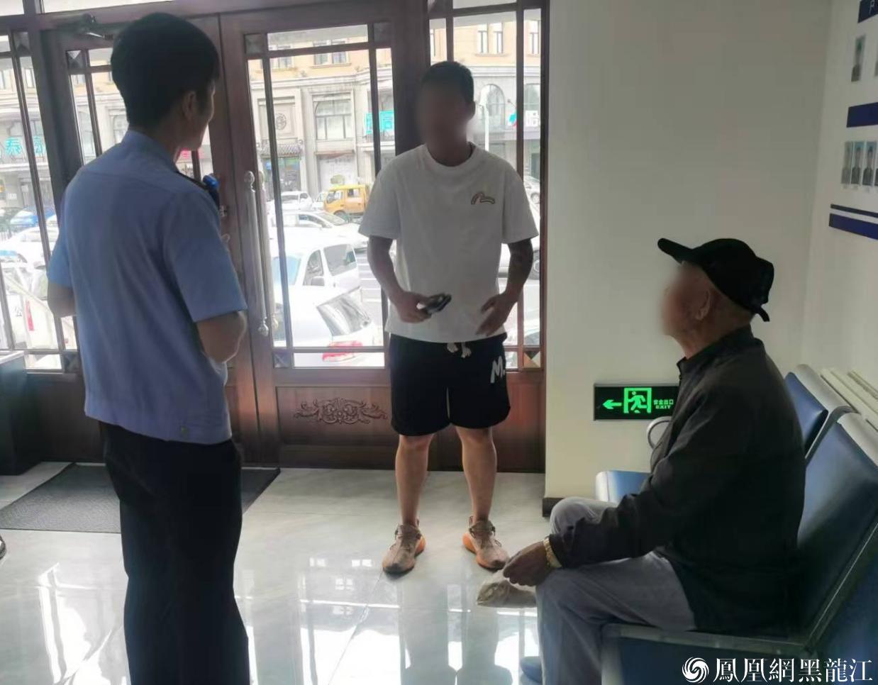烈日下 老人迷路又中暑 及时雨 民警救助找家人