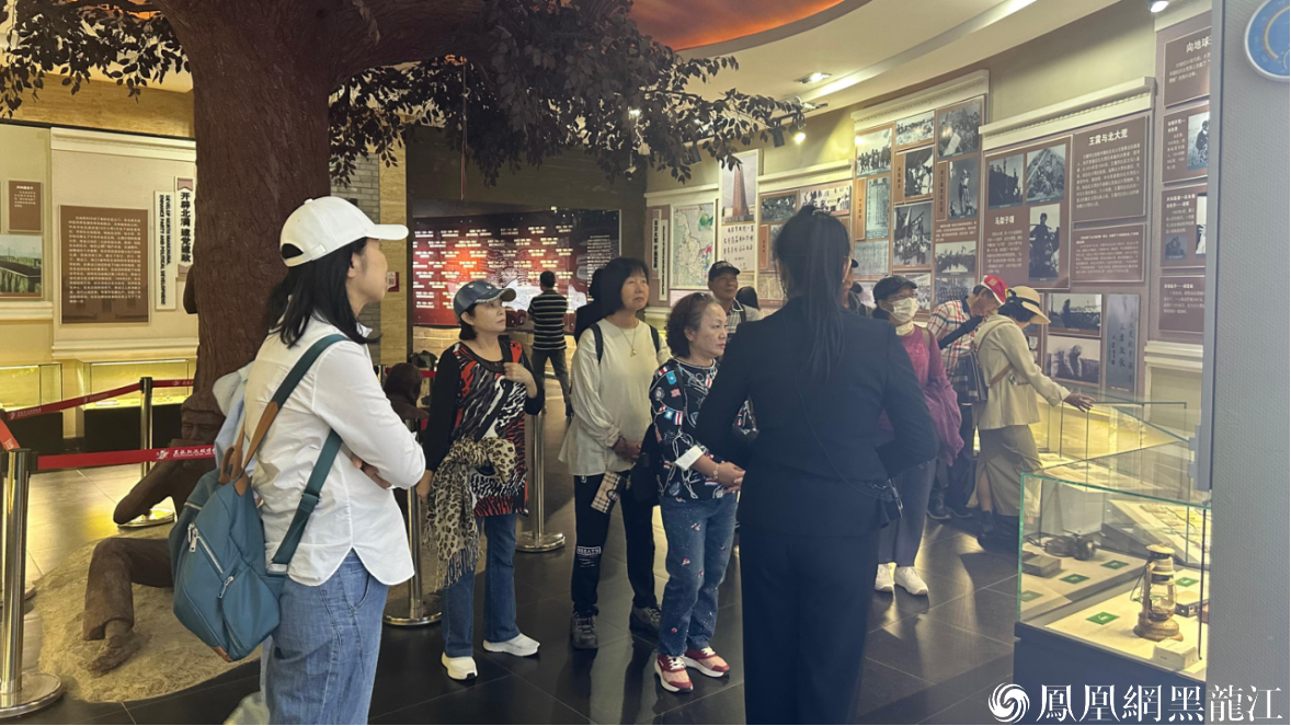 台湾旅行商代表团在萝北黑龙江流域博物馆考察