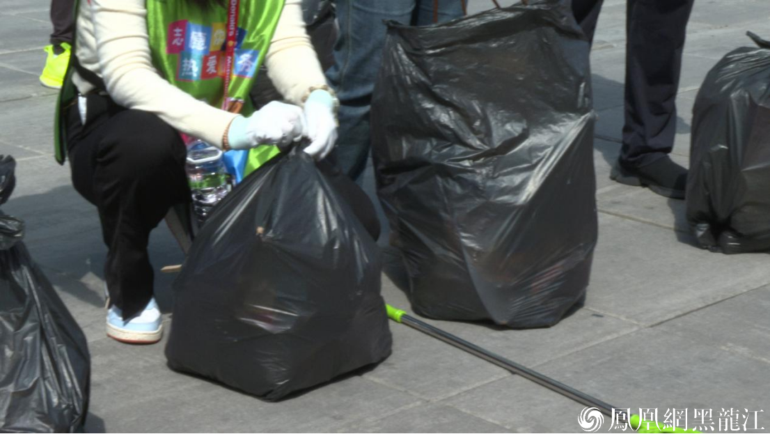 麦当劳第三届全球志愿者月 | 黑龙江麦当劳携手凤凰网黑龙江开展“志愿你我 热爱服务”冰城环保大行动