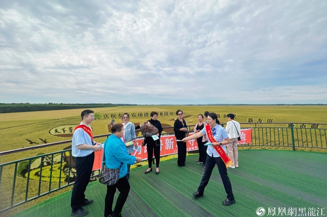 (建设银行工作人员走进友谊农场,向群众宣讲反诈知识)