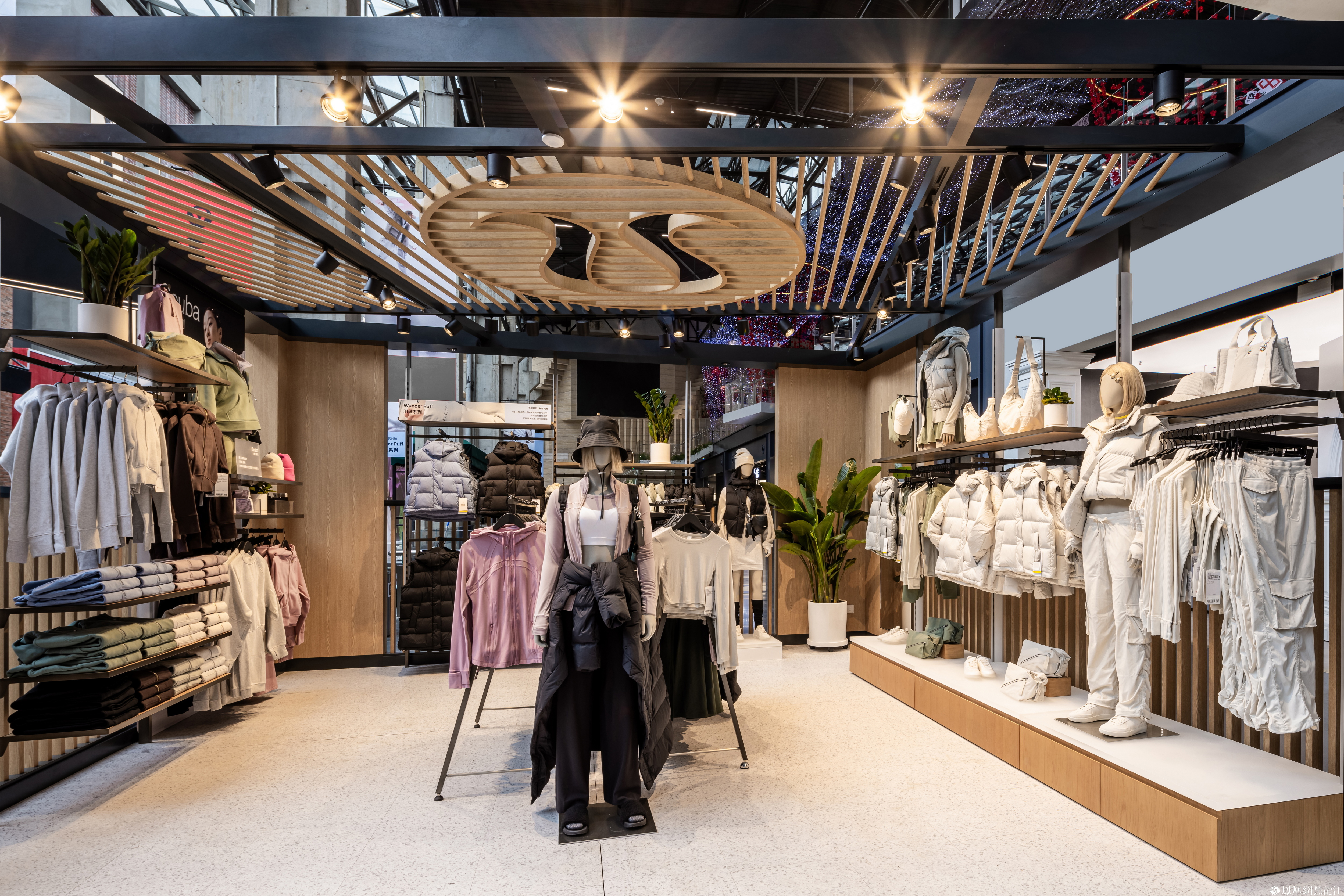 为女士客人陈列多样秋冬单品，提供更多舒适选择