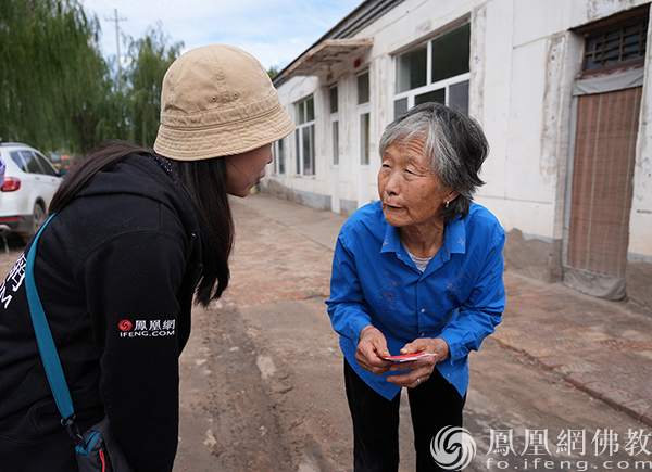 慧海公益基金秘书长李保华在走访中详细询问老人的生活情况、身体状况