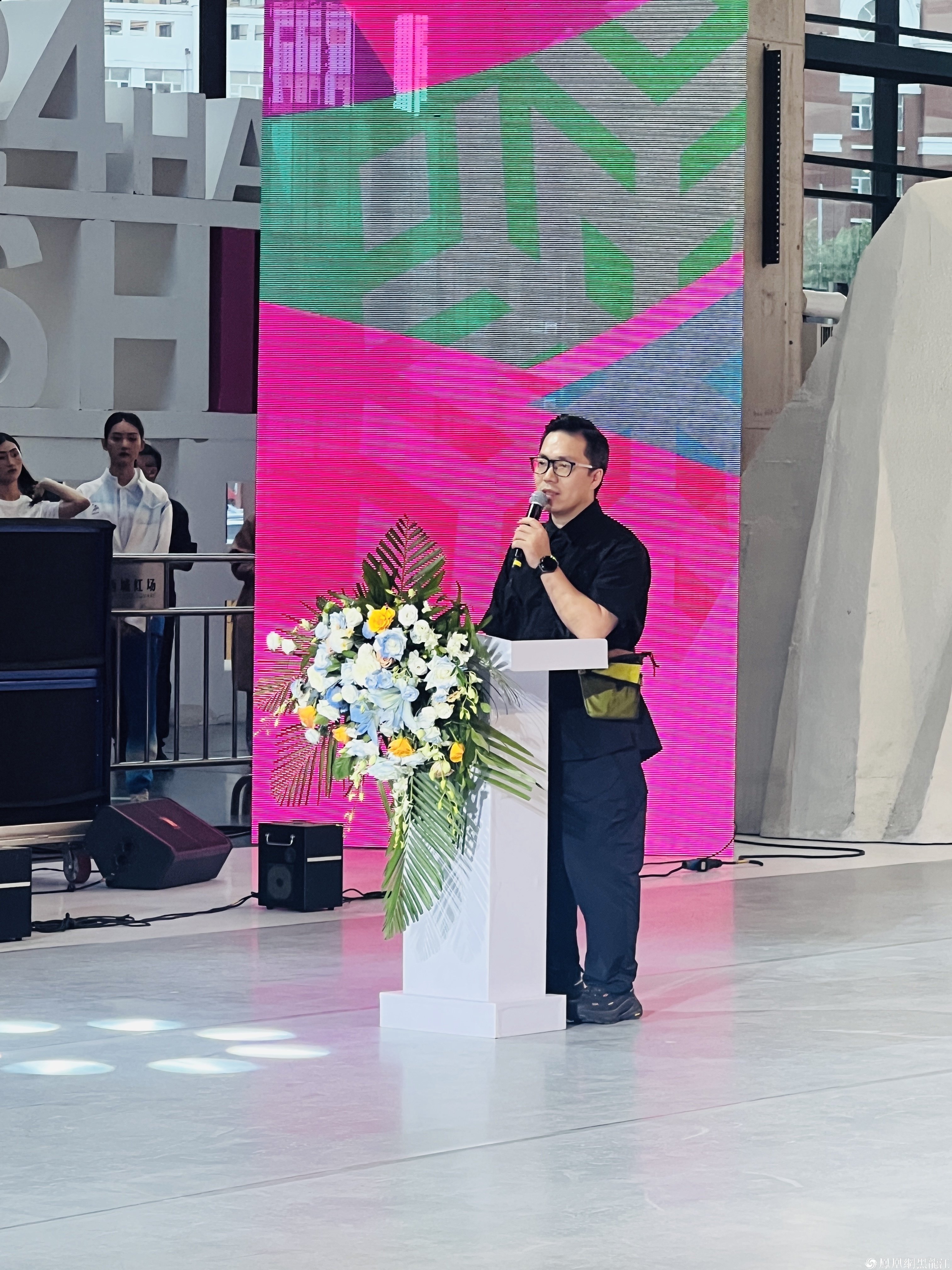 冰雪同梦 华彩霓裳——哈尔滨2025年第九届亚冬会服装设计大赛暨以时尚的名义为亚冬会助力行动在西城红场精彩启幕