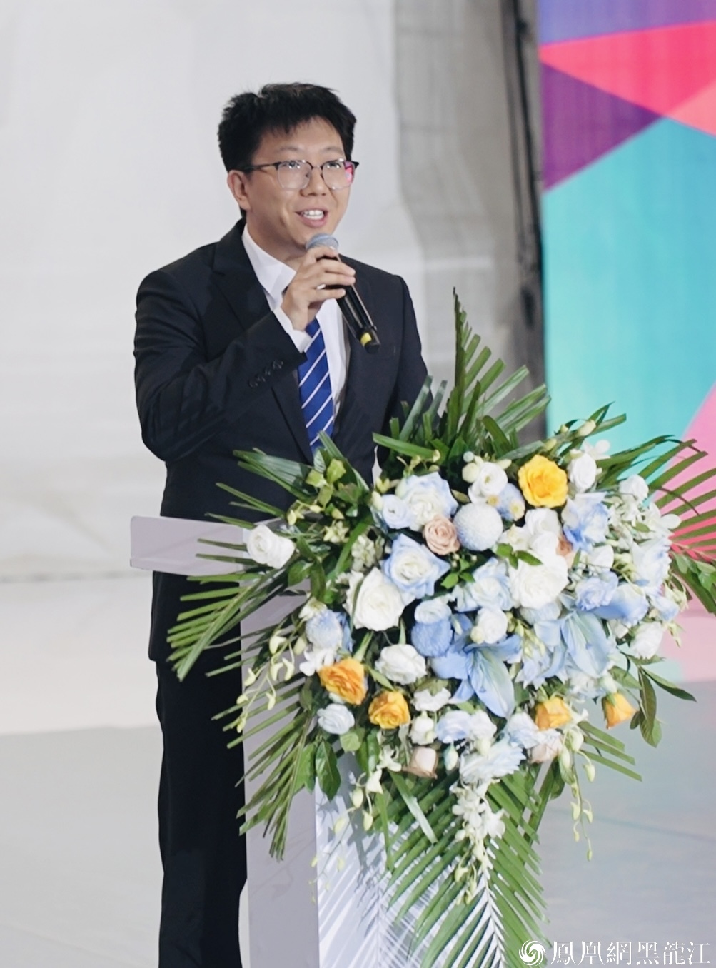 冰雪同梦 华彩霓裳——哈尔滨2025年第九届亚冬会服装设计大赛暨以时尚的名义为亚冬会助力行动在西城红场精彩启幕