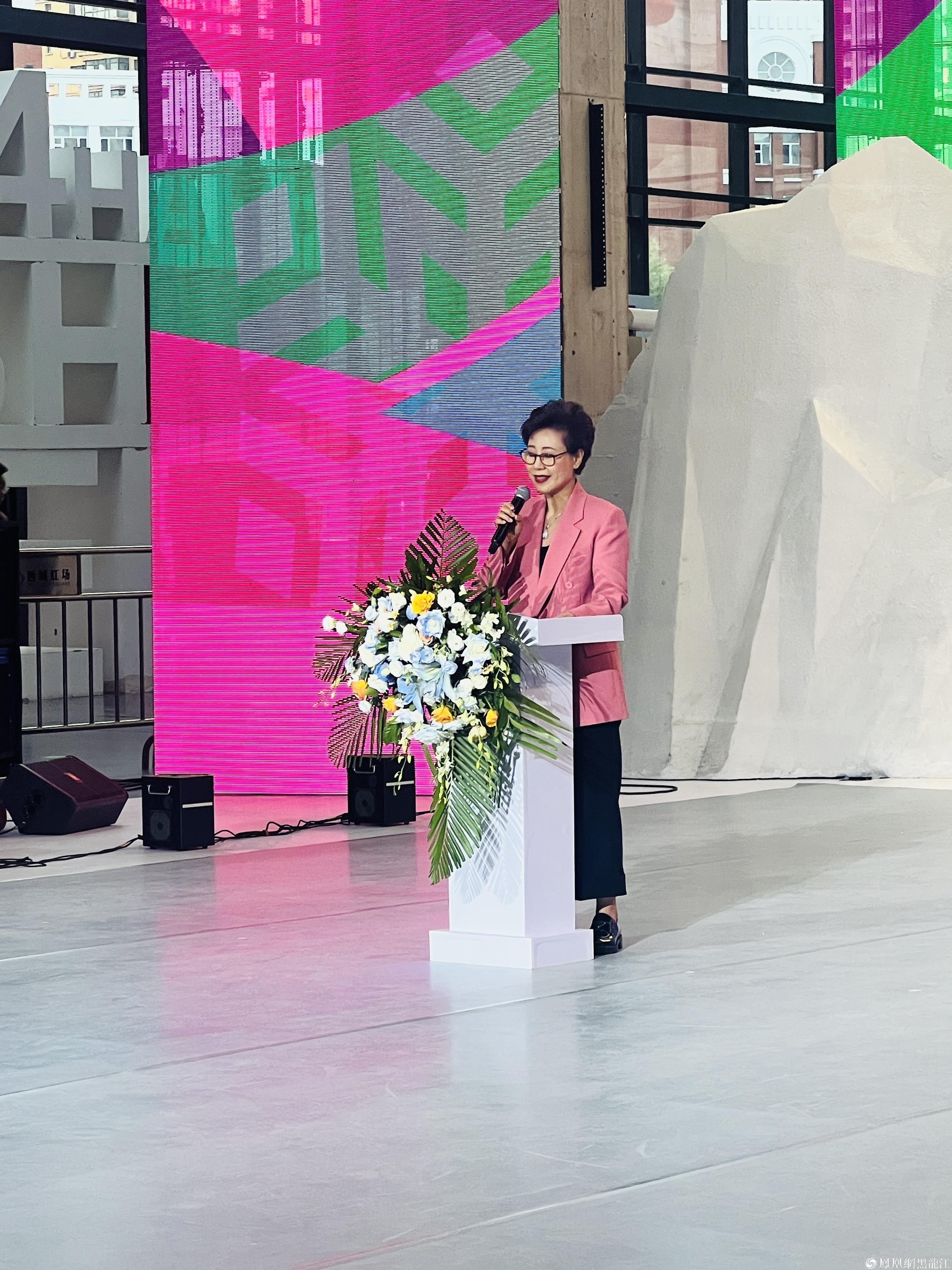 冰雪同梦 华彩霓裳——哈尔滨2025年第九届亚冬会服装设计大赛暨以时尚的名义为亚冬会助力行动在西城红场精彩启幕