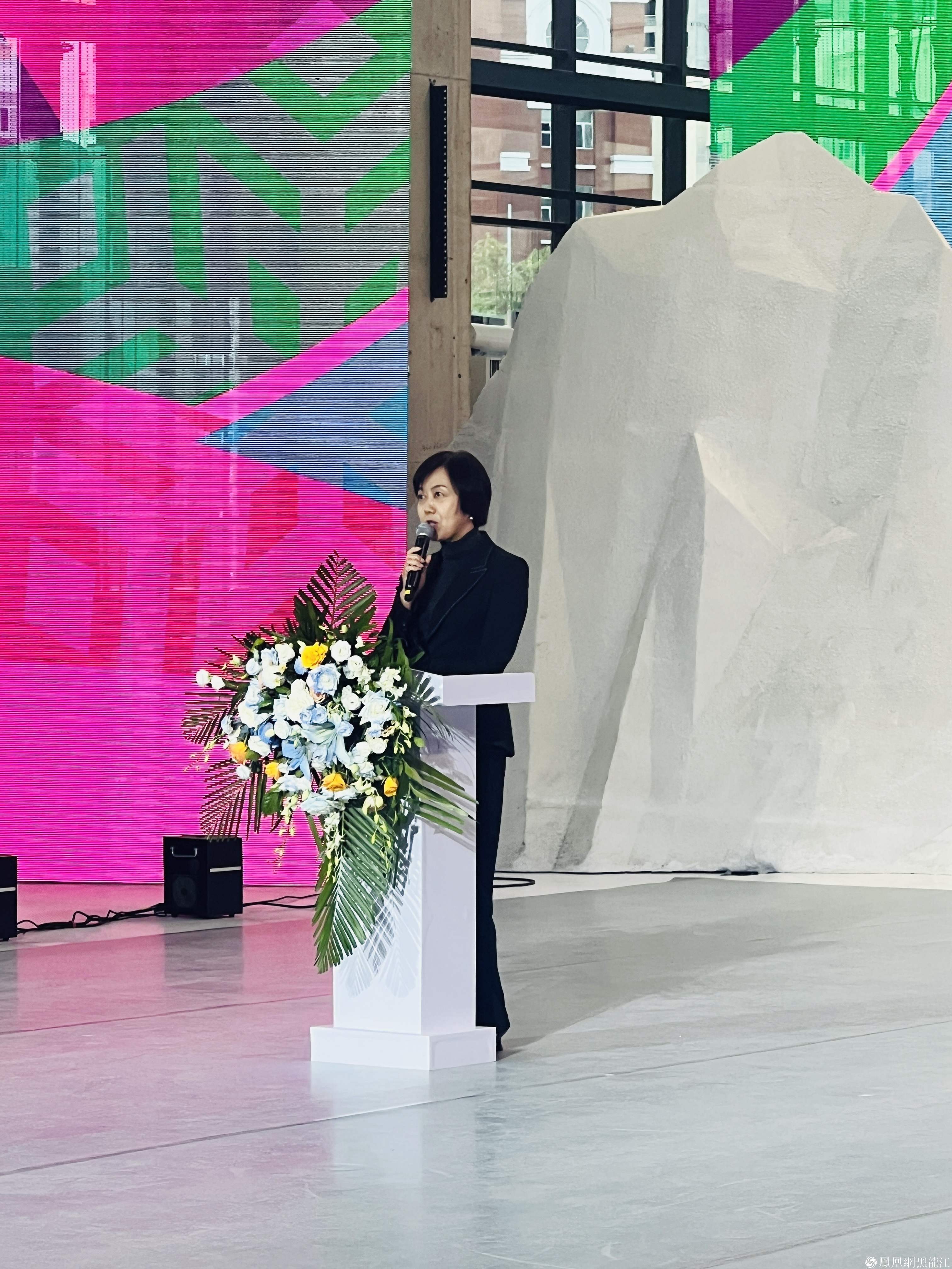 冰雪同梦 华彩霓裳——哈尔滨2025年第九届亚冬会服装设计大赛暨以时尚的名义为亚冬会助力行动在西城红场精彩启幕