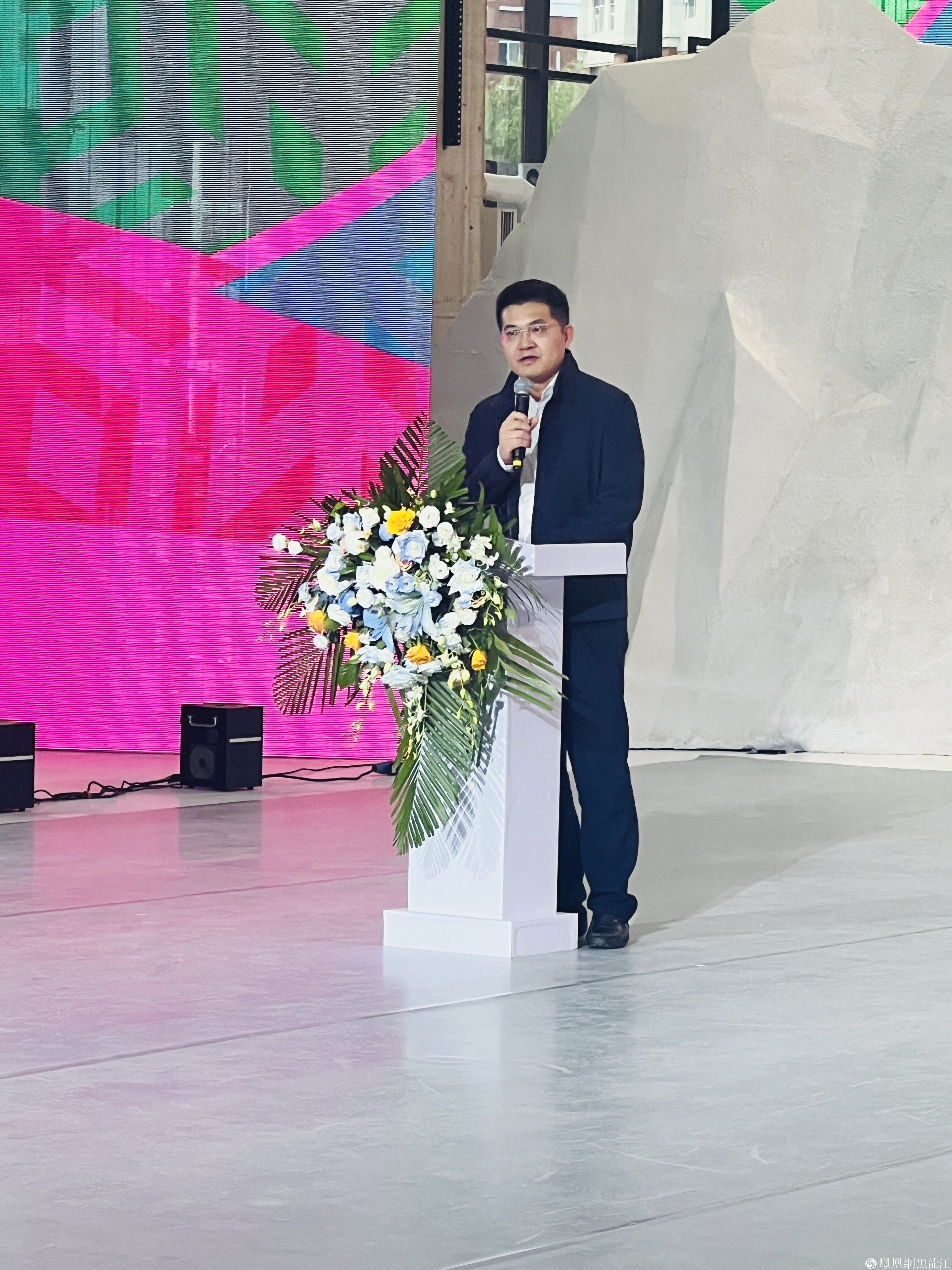 冰雪同梦 华彩霓裳——哈尔滨2025年第九届亚冬会服装设计大赛暨以时尚的名义为亚冬会助力行动在西城红场精彩启幕