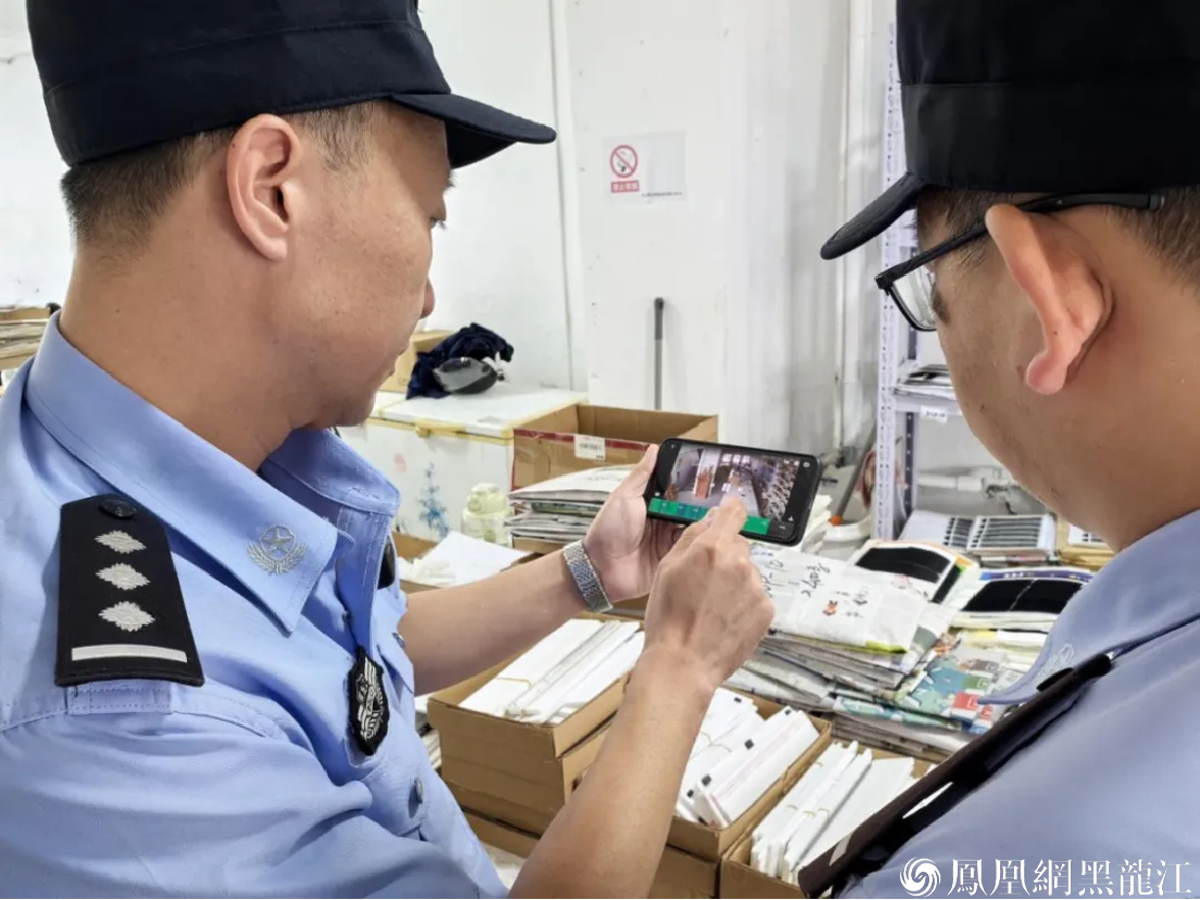 （案件队民警调取监控录像）