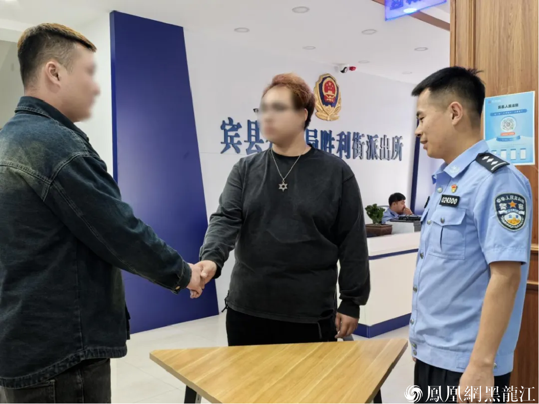 （经民警调解，邻里握手言和）