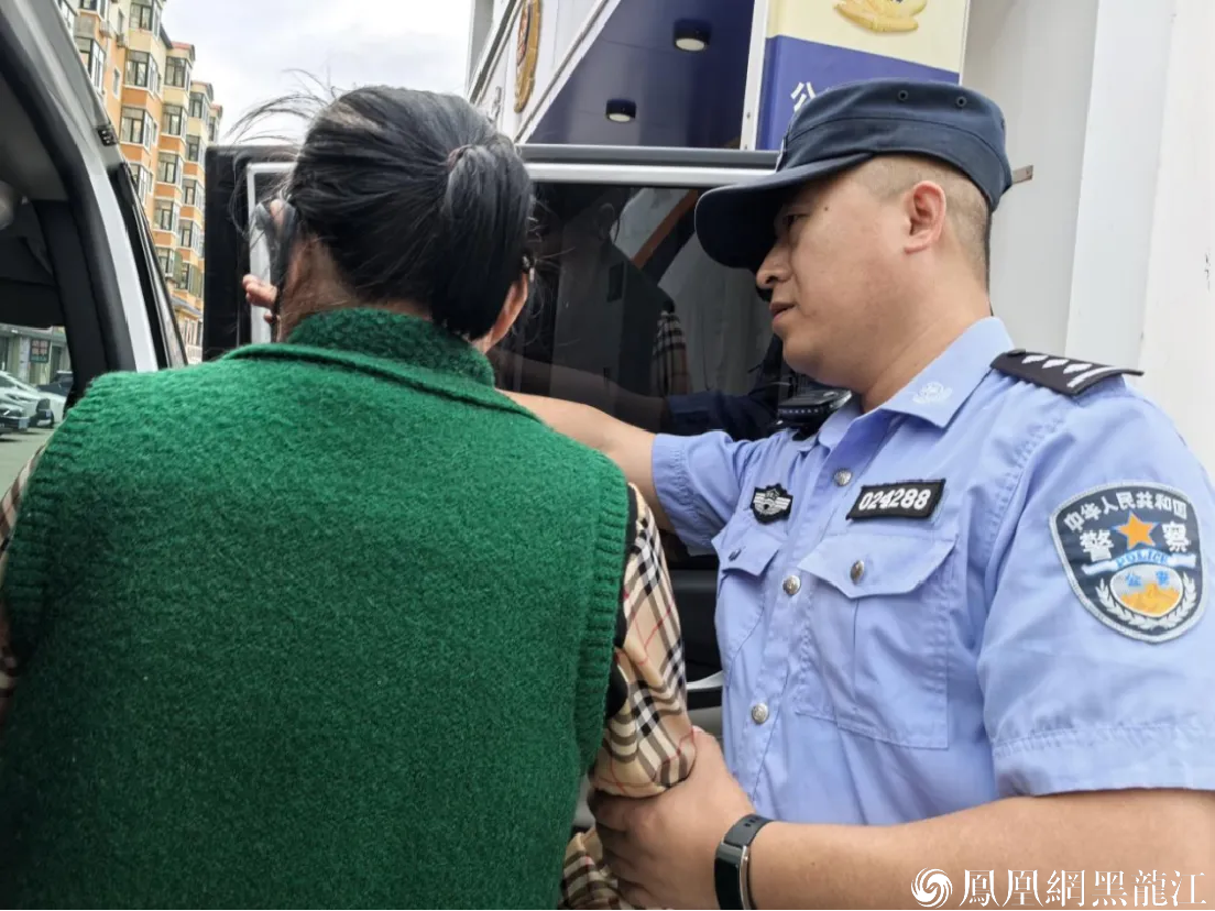 （民警护送聋哑大娘回家）