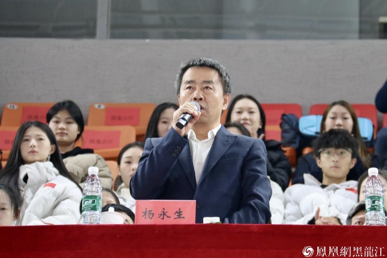 中国冰球协会副主席杨永生宣布比赛开幕。