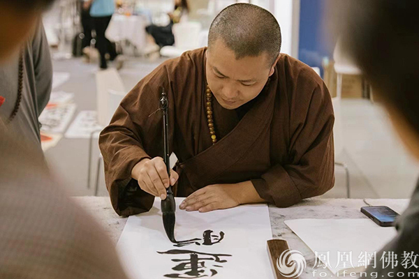 携手多年 同愿同行！明兰法师厦门佛事用品展挥毫泼墨欢喜结缘
