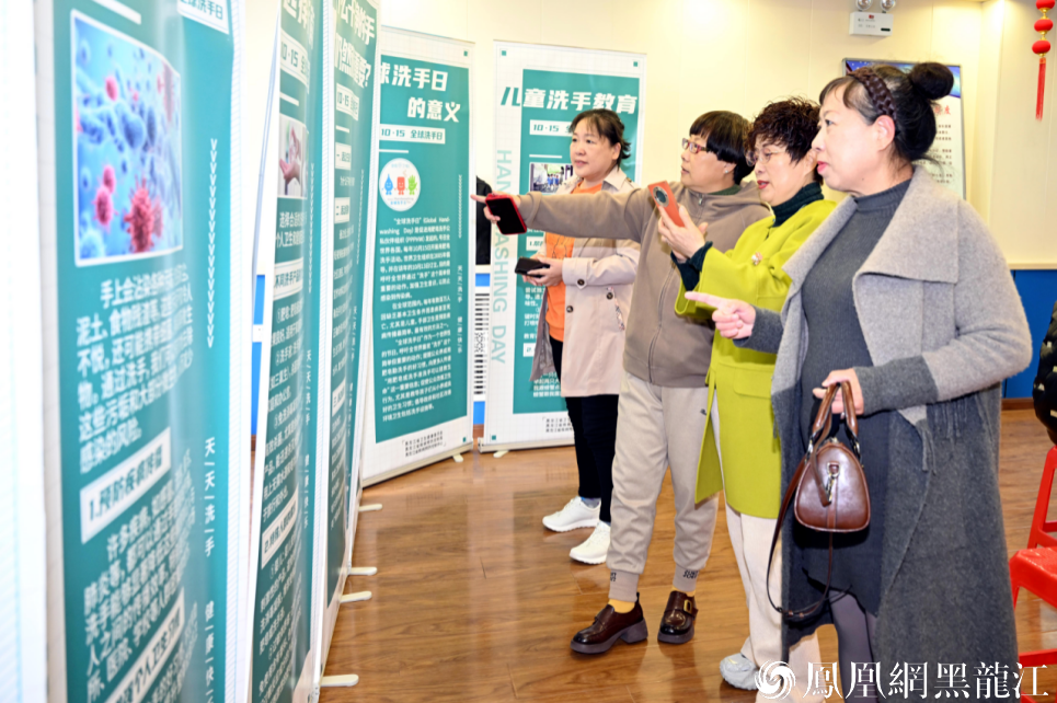 社区居民观看展板