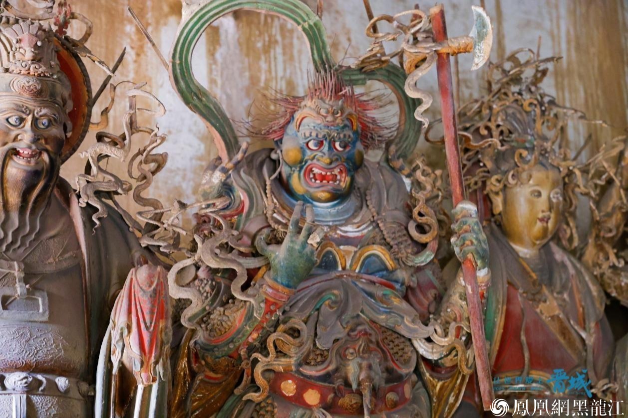 铁佛寺泥塑造像。